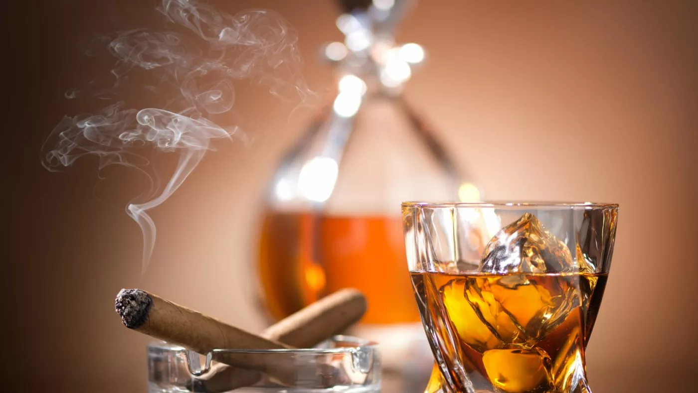 cigar with whiskey